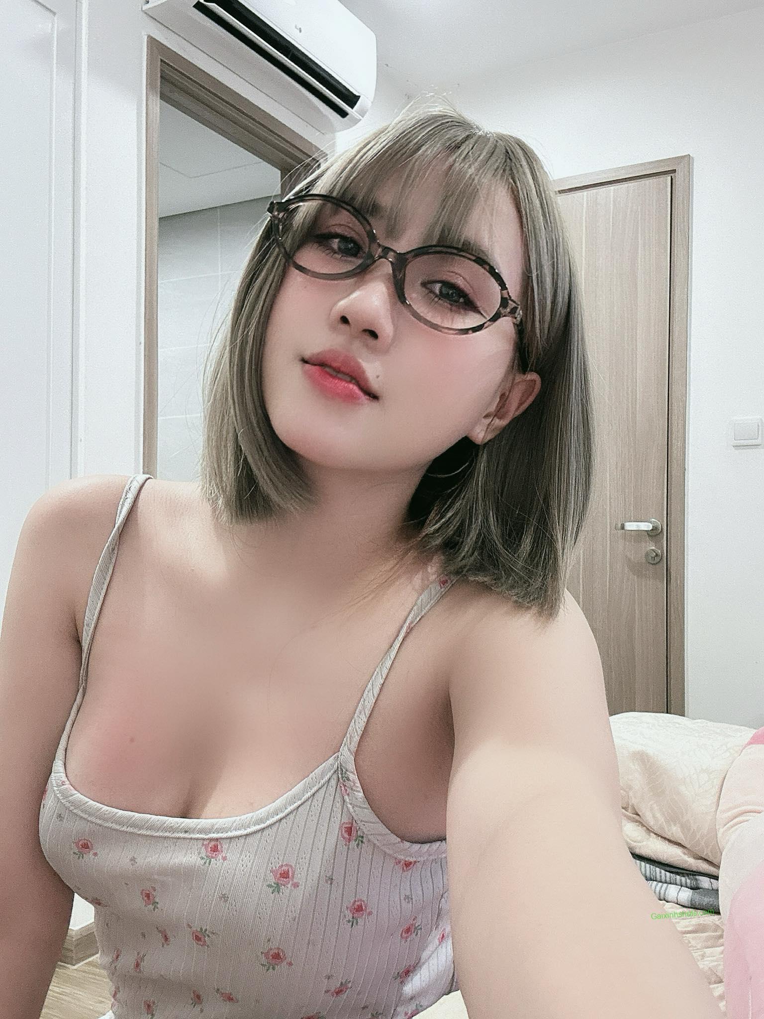 Ảnh gái đẹp khoe dáng bên phòng ngủ với vòng một quyến rũ