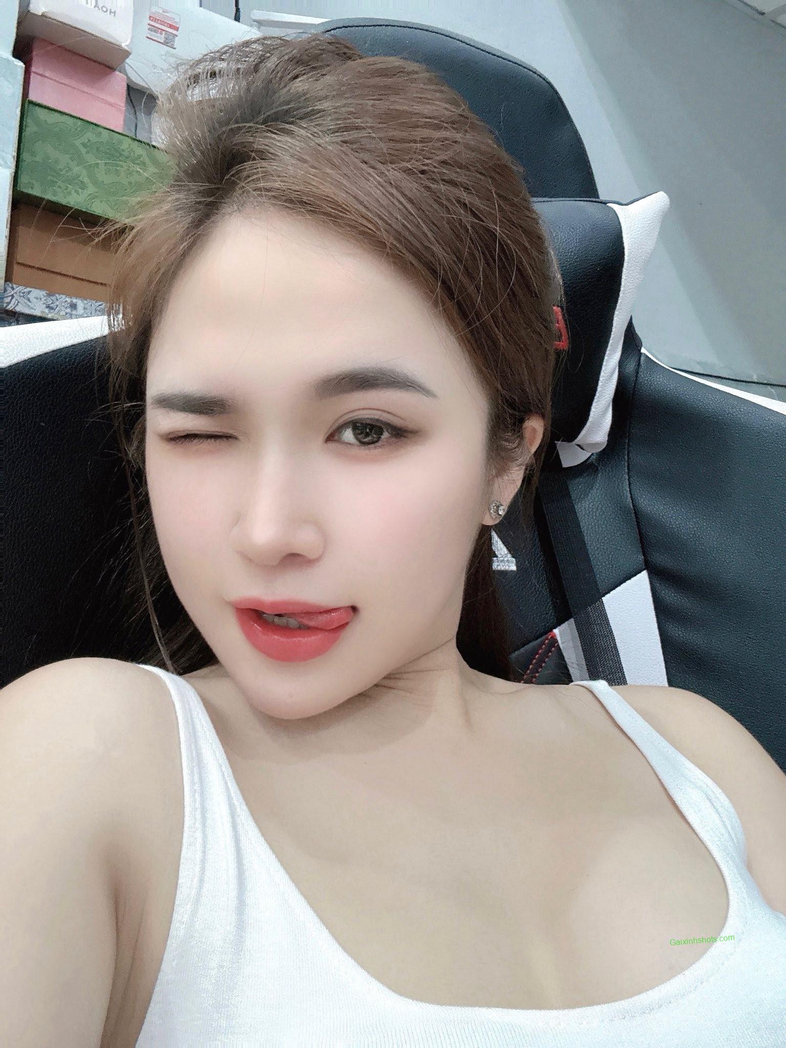 Ảnh gái xinh tự tin tạo dáng khoe vòng một đẫy đà