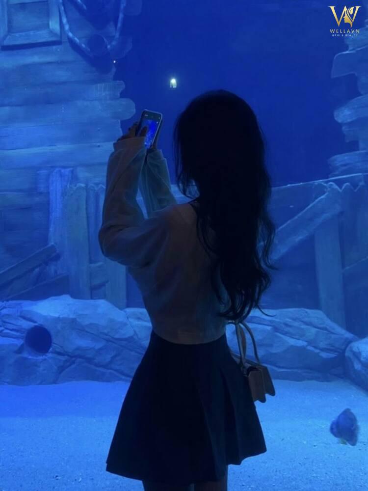 Hình ảnh cô gái buồn quay gót bước đi, quay lưng ra