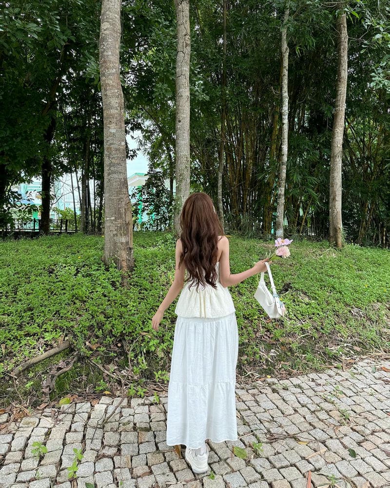 Ảnh cô gái quay lưng đầy cảm xúc với vẻ đẹp bí ẩn 