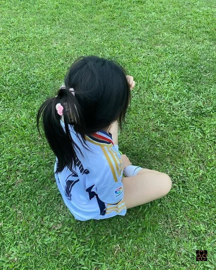 Ảnh Cô Gái Quay Lưng Đẹp Bí Ẩn Khiến Bạn Ngẩn Ngơ