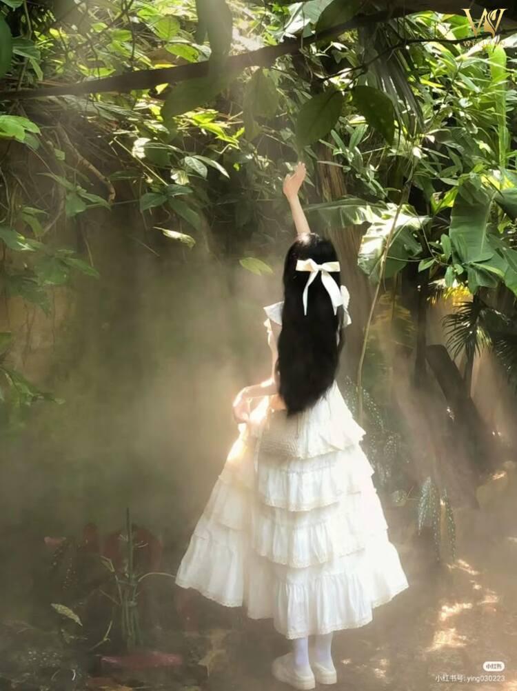 Hình ảnh cô gái buồn quay lưng trắng đen