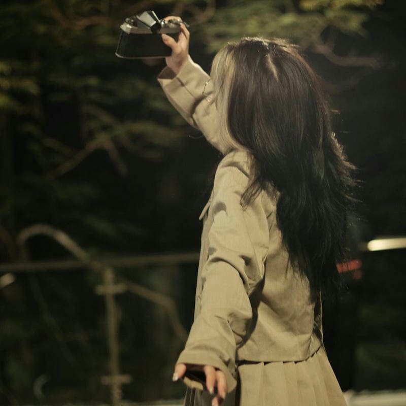 Ảnh nữ quay lưng đẹp Khoe lưng trần gợi cảm