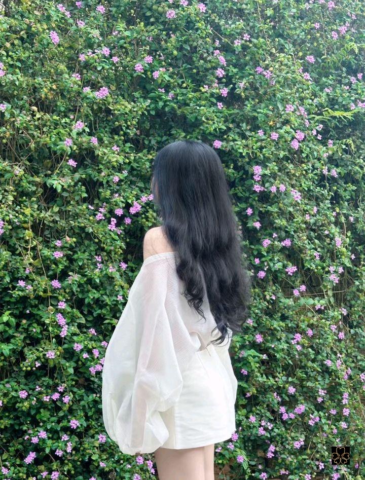 Hình ảnh cô gái tóc ngắn quay lưng đẹp nhất