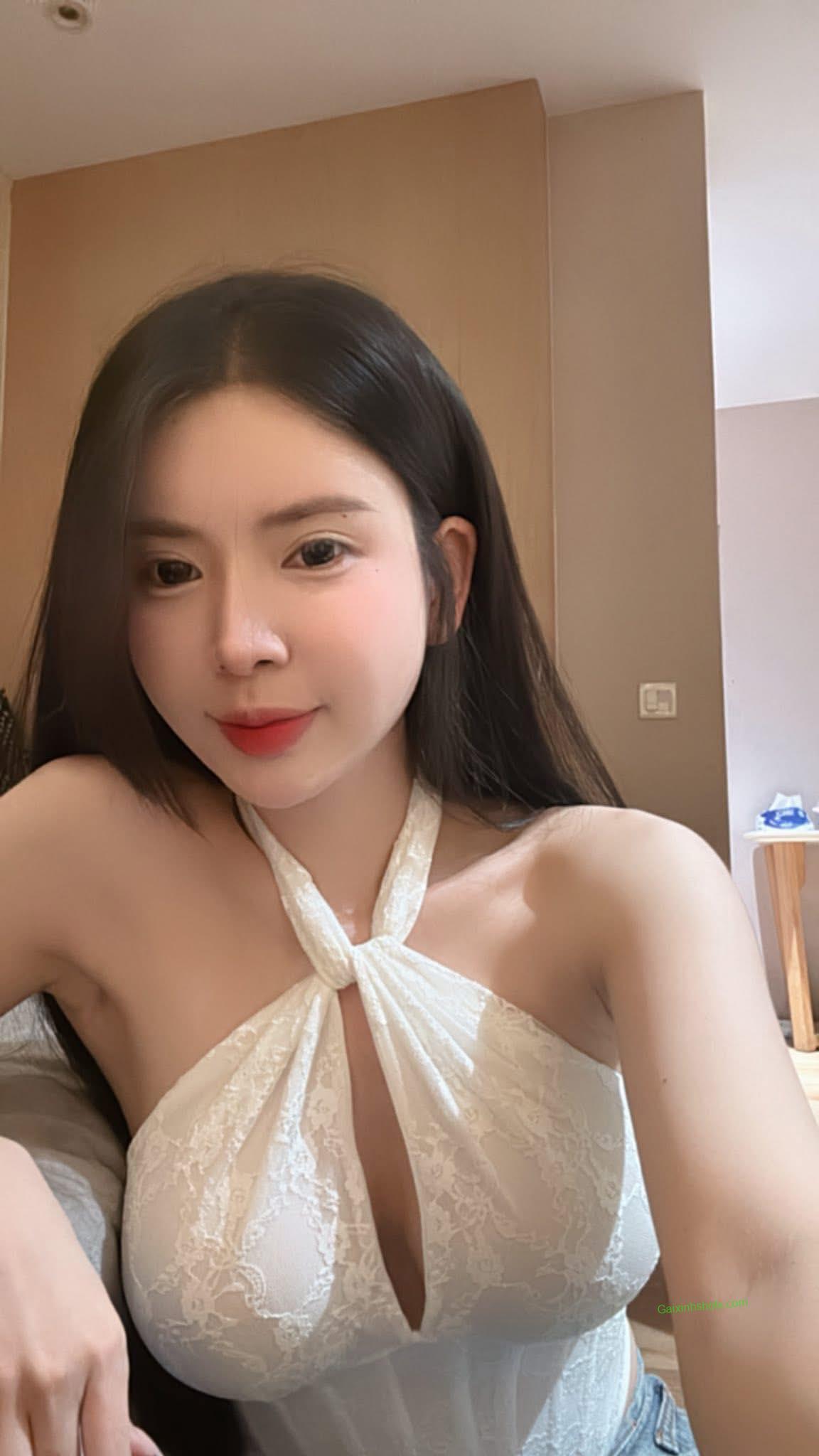 Ảnh gái xinh mặc váy ngắn, tạo ấn tượng mạnh mẽ trong từng khoảnh khắc