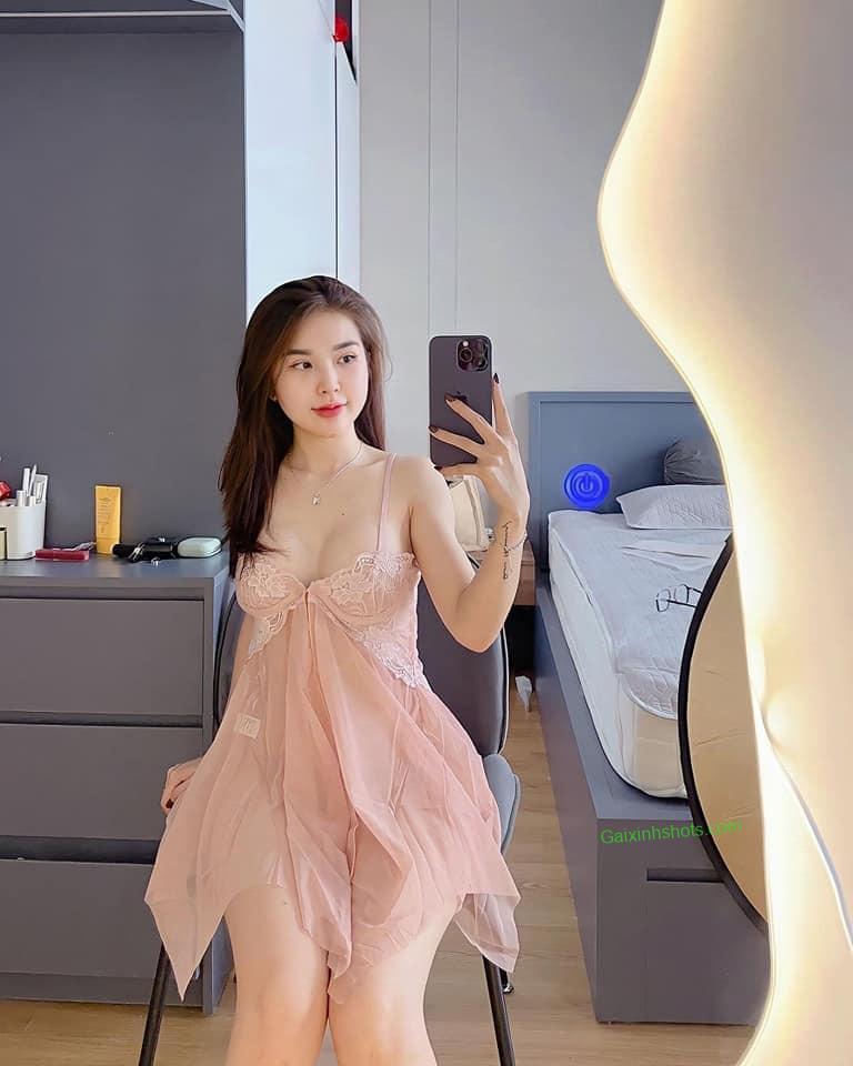 Hình gái xinh cười nhí nhảnh trước máy ảnh